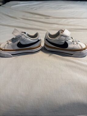 Nike Kids legacy sneakers. 4c
